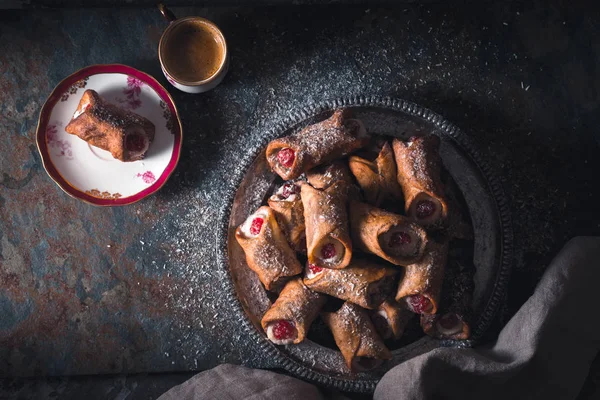 Cannoli tradicional italiano en un plato de hojalata — Foto de Stock