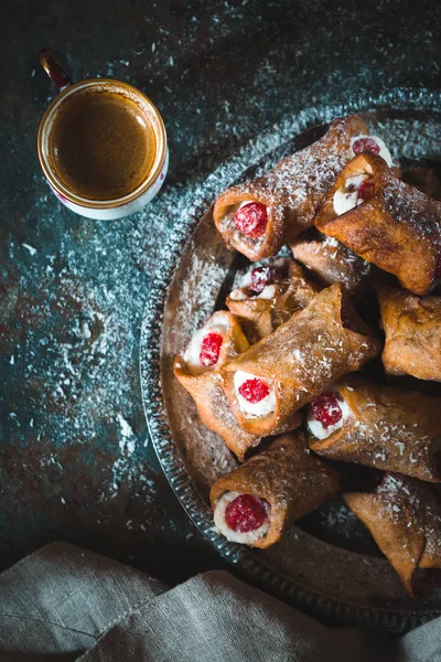 Cannoli traditionnel italien à la cerise sur une assiette en fer blanc close-up — Photo