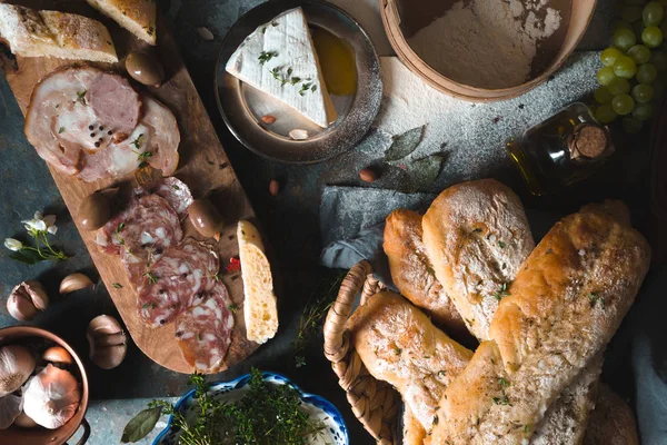 Домашний хлеб, колбаса, сыр, фрукты на столе — стоковое фото