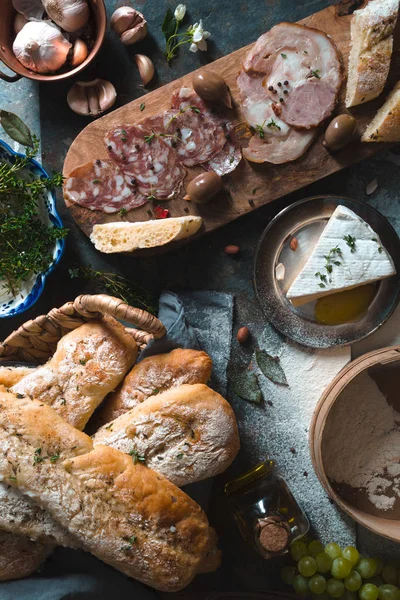 Baguette casera, salchicha, queso, fruta en la mesa —  Fotos de Stock