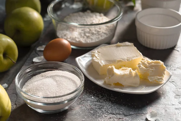 Ingrediënten voor appeltaart tarte tatena zijaanzicht — Stockfoto