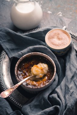 Creme brulee taş zemin üzerine kahve ile