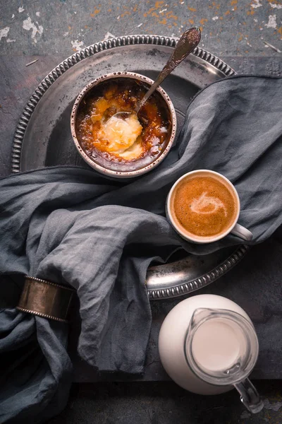 Крем Брюле с чашкой кофе на каменном фоне вертикальный — стоковое фото