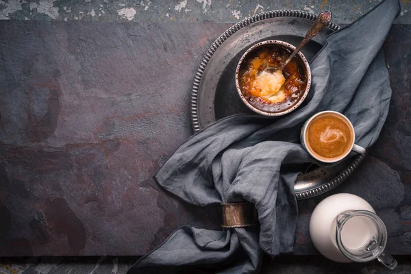 Crema catalana con taza de café en el fondo de piedra vista superior — Foto de Stock