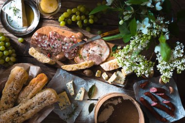 Baget ile farklı baharat ve meze ahşap arka plan üstten görünüm üzerinde