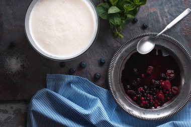 Semifreddo taş arka plan üstten görünüm üzerinde pişirme