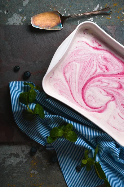 Semifreddo en el plato de cerámica sobre el fondo de piedra vertical —  Fotos de Stock