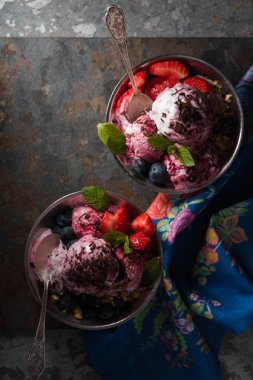 Semifreddo metal tatlı kase üst bölümünde çilek ile