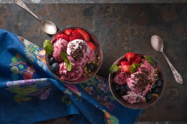 Çilek taş metal tatlı kaseye Semifreddo arka plan Üstten Görünüm