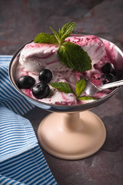 Semifreddo nella ciotola retrò sul tavolo di pietra — Foto Stock