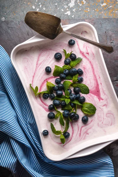 Semifreddo con mirtillo e menta nel piatto in ceramica sullo sfondo in pietra verticale — Foto Stock