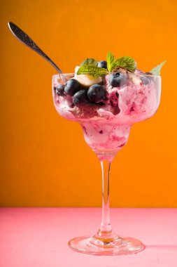 Sarı arka plan bulanık cam tatlı kaseye Semifreddo