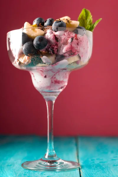 Semifreddo nella ciotola di vetro dessert sullo sfondo sfocato rosa — Foto Stock