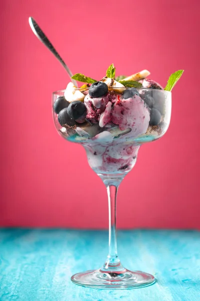Semifreddo nella ciotola di vetro dessert sullo sfondo sfocato colorato — Foto Stock