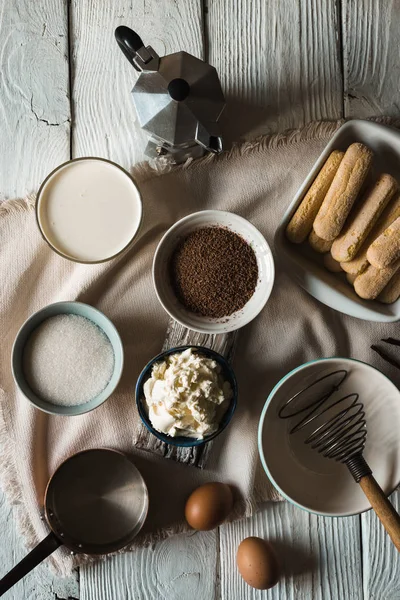 Składniki na tiramisu na białym tle drewnianych — Zdjęcie stockowe