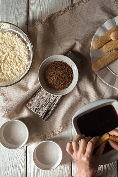 Gotowania tiramisu na biały drewniany stół pionowy — Zdjęcie stockowe