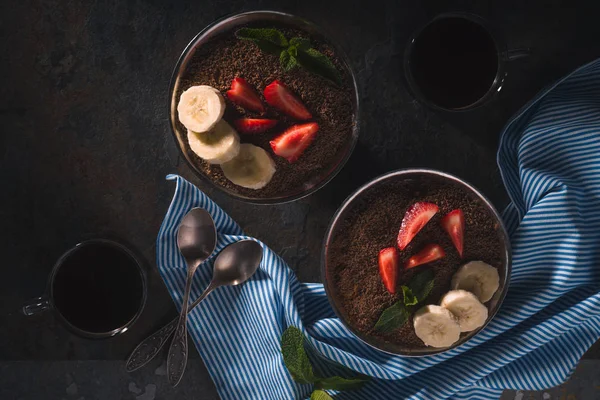 Tiramisù nelle ciotole dessert sullo sfondo di pietra vista dall'alto — Foto Stock