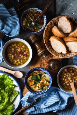 Dikey taş zemin üzerine Yunan yemekleri ile akşam yemeği