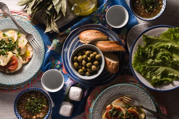 Cena con platos griegos tradicionales en la vista superior de la mesa blanca —  Fotos de Stock