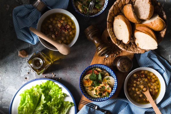 Dîner grec avec Revithia et Briam sur le fond de pierre vue de dessus — Photo