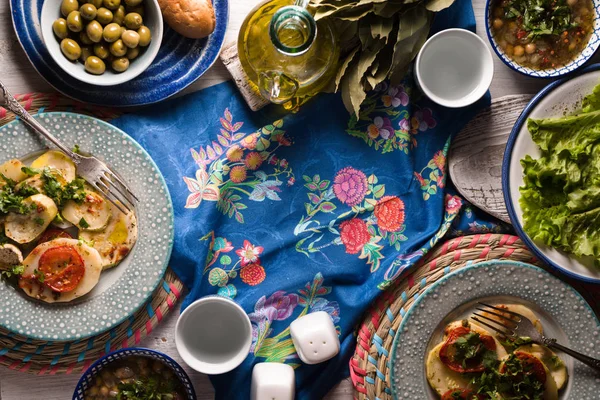 Cena griega con platos tradicionales en la mesa blanca vista superior — Foto de Stock
