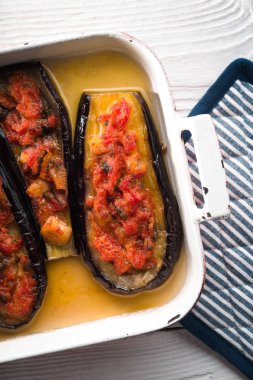 Türk ve Yunan geleneksel yemekleri Imam Baildi Beyaz ahşap masa üzerinde dikey