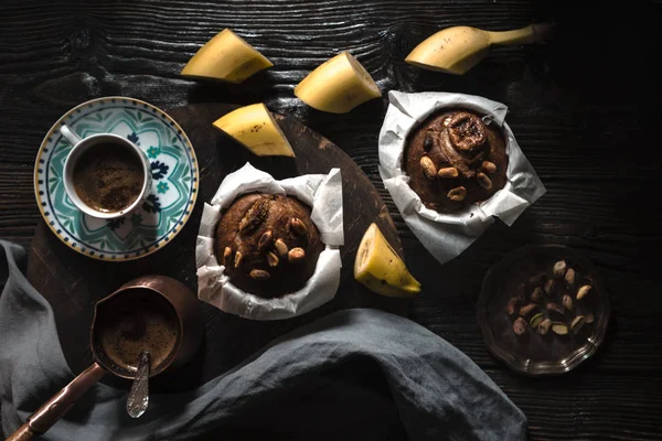 香蕉蛋糕和咖啡水平木制的桌子上 — 图库照片