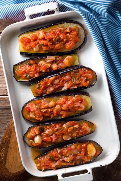 Türk ve Yunan geleneksel yemekleri Imam Baildi ahşap masa üzerinde beyaz tabakta