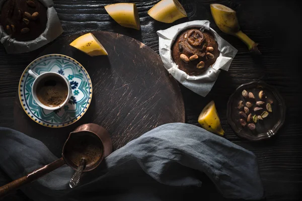 Cupcakes de café y plátano en la mesa de madera vista superior — Foto de Stock