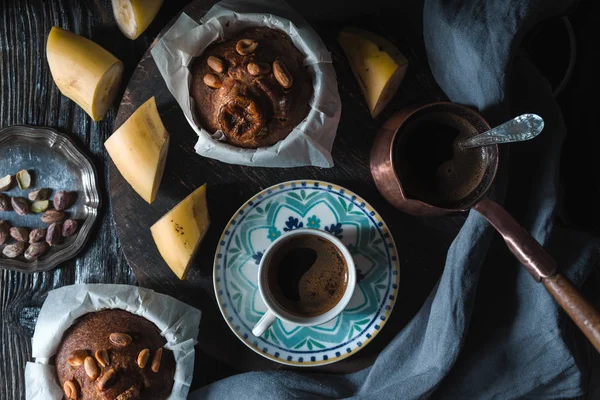 Café y magdalenas de plátano con sabor en la mesa de madera horizontal — Foto de Stock