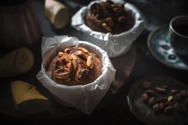 Cupcake alla banana con noci sul tavolo di legno orizzontale — Foto Stock