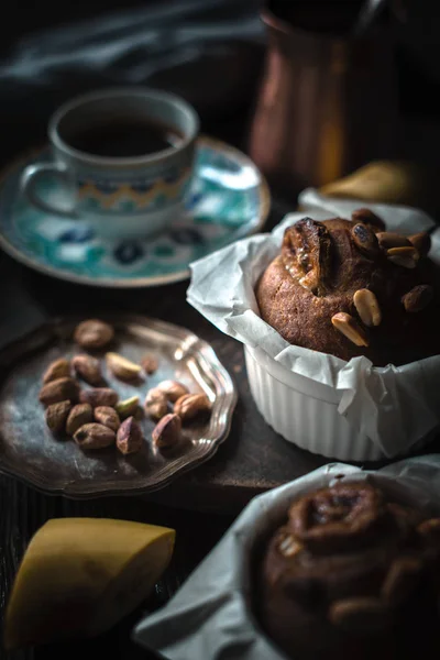 Ahşap masa dikey fındık ile muz cupcakes — Stok fotoğraf