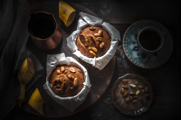 Banana cupcakes with nuts on the wooden table top view — Stock Photo, Image