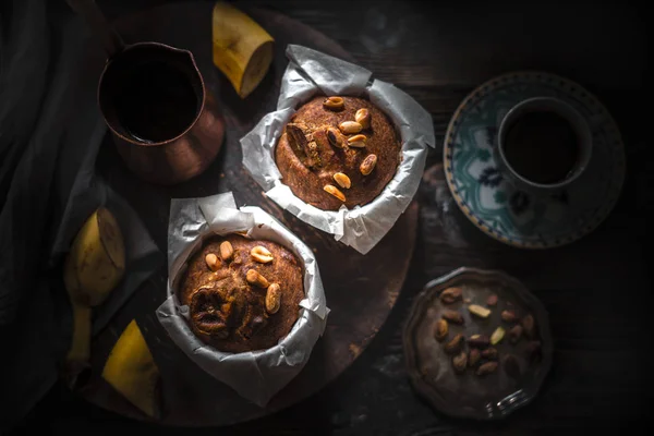 Cupcakes de banana com nozes na vista superior da mesa de madeira — Fotografia de Stock