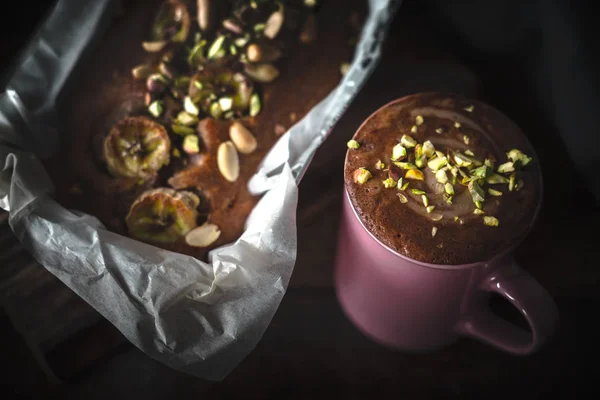 Bolo de banana com cacau aromático na mesa de madeira horizontal — Fotografia de Stock