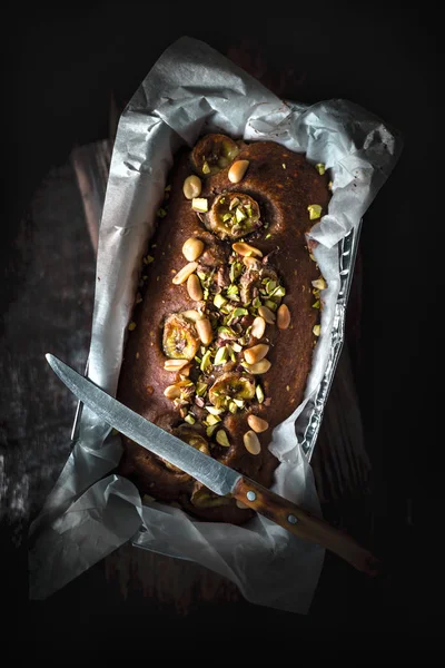 Muzlu Kek dikey ahşap masa üzerinde fıstıklı — Stok fotoğraf