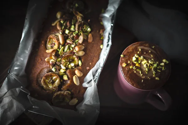 Torta di banane con cacao aromatico sul tavolo in legno vista dall'alto — Foto Stock