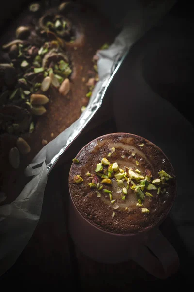 Aromatischer Kakao mit Nüssen und verschwommenem Bananenkuchen Draufsicht — Stockfoto