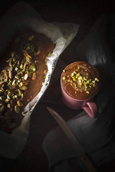 Ahşap tablo dikey aromalı kakaolu Muzlu Kek — Stok fotoğraf