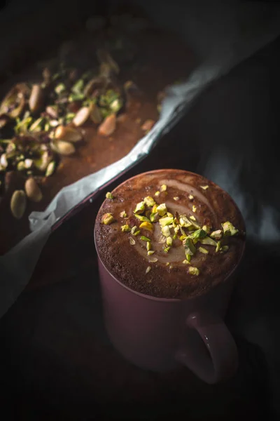 Cacao aromatique aux noix et gâteau à la banane floue — Photo