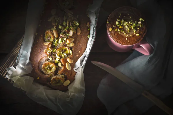 Torta aromatica al cacao e banana sul tavolo in legno vista dall'alto — Foto Stock