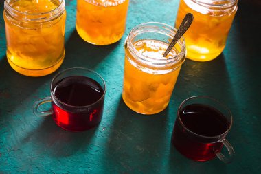 Ananas reçeli ve çay ile bankalar tablo