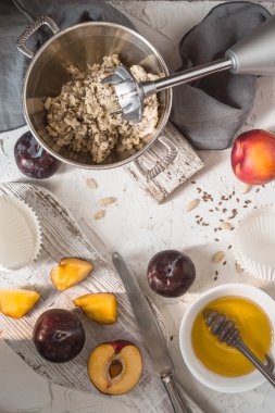 Fıstık ezmesi gelen vejetaryen tartlets hazırlanması
