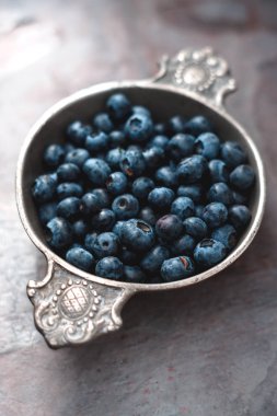 Berry bilberry gri mazisi teneke bir kase içinde