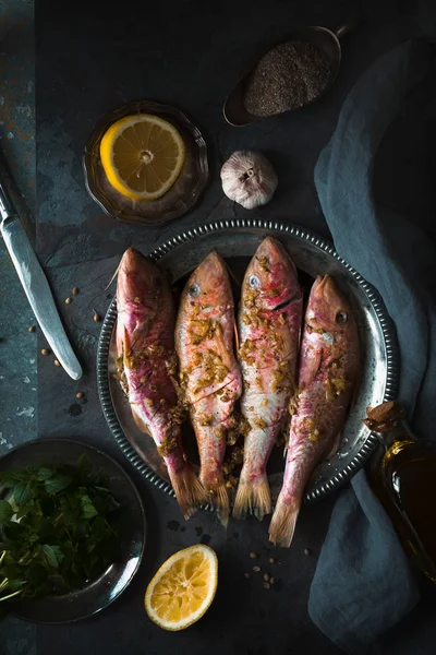 Тарілка смаженої дрібної риби червона мула і лимон — стокове фото