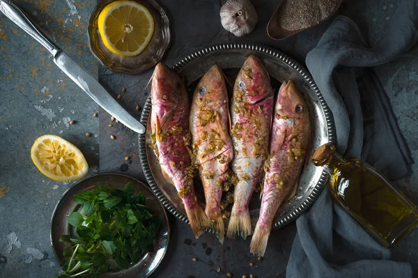 Тарілка смаженої дрібної риби червона мула та оливкова олія — стокове фото