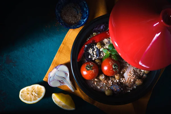 Tilapia de pescado cocinada en tazhin y verduras copiar espacio — Foto de Stock