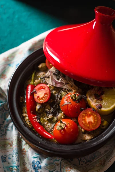 Tazhin rojo con verduras en una mesa de turquesa — Foto de Stock