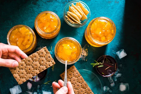 Ananas reçeli, ekmek ve kahvaltı kahvaltı için bankalar