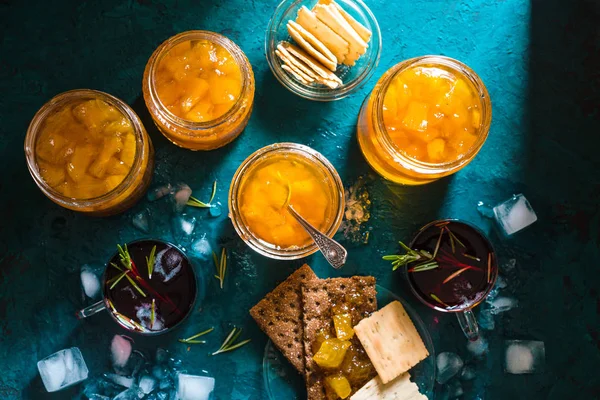 Ananas reçeli, ekmek ve masada kurabiye